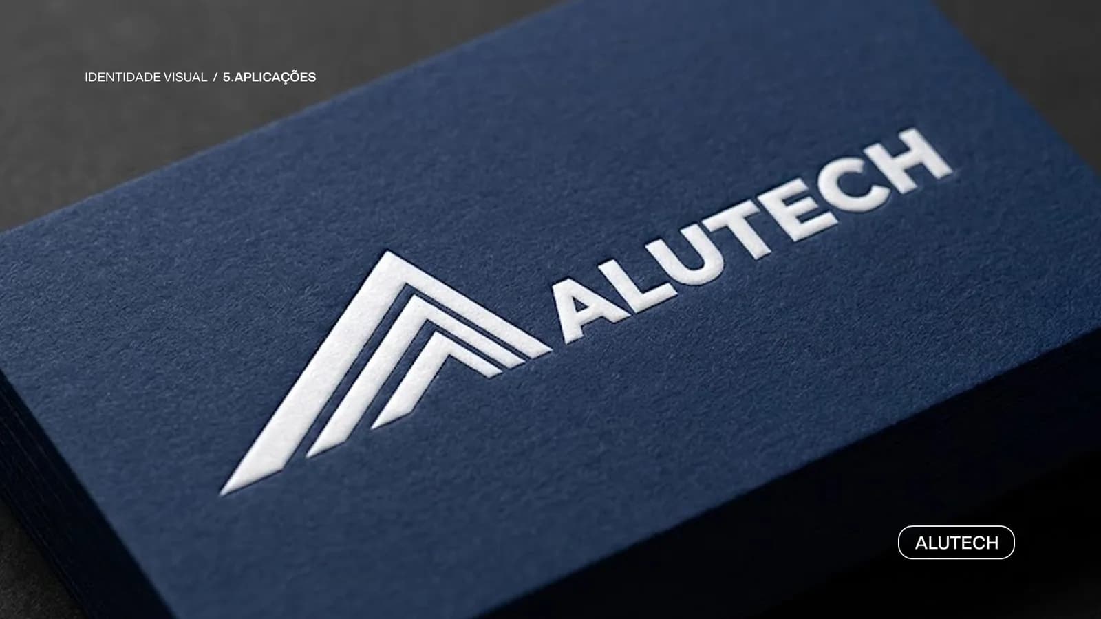 Logotipo em relevo sobre papel azul texturizado